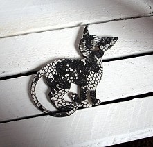 Magnes na lodówkę w kształcie kota, ręcznie ozdobiony techniką decoupage z motywem eleganckiej czarnej koronki. Wysokość ok. 10cm.