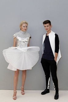 Podaba Wam się? Szczerze Wam powiem, że  mi osobiscie się podoba jej i jego outfit! Ma facet gust!