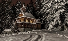 Kaplica na Jaszczurówce z Zakopanem zimą.