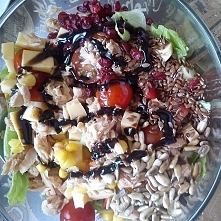 Sałatka nr 3: sałata lodowa, pomidorki koktajlowe, papryka, ogórek, kukurydza, tuńczyk, ser żółty, berberys suszony, słonecznik, siemię lniane, sok z cytryny i sos balsamiczny.