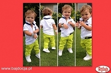 Chłopcy noszą marynarki i eleganckie koszule.