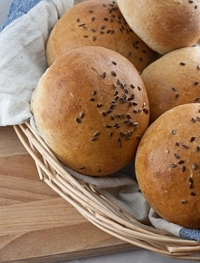 Jeszcze jeden przepis na bułeczki do hamburgerów :). Wypróbowany - bułki idealne. Zrobiłam 6 mega bułek  - świetne :).Klik po przepis!