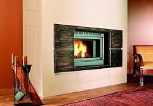 Piękny kominek wbudowany w ścianę