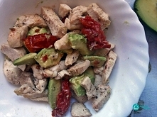 SAŁATKA Z KURCZAKIEM I SUSZONYMI POMIDORAMI