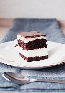 Biała dama. Ciasto: 9 jajek, 1,5 szklanki cukru, 1 szklanka oleju, 2,5 łyżeczki proszku do pieczenia 1 łyżeczka sody oczyszczonej, 1,5 szklanki mąki, 2 czubate łyżki kakao. Oddz...