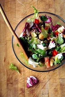 Sałatka z kurczakiem, pomidorkami i papryką.