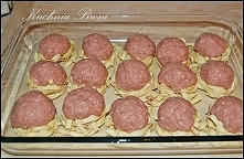 Gniazda makaronowe
Składniki na dużą blachę:

15 gniazd makaronu wstążki

10dkg sera żółtego

Składniki na farsz:

50 dkg mięsa mielonego

jajko

cebula

3 łyżki bułki tartej (l...