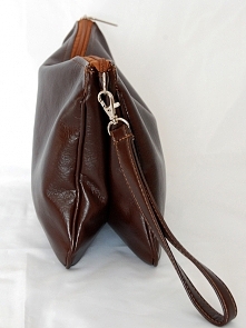 Kopertówka ze skóry ekologicznej,gorzka czekolada,3 komorowa,zapinana na suwak.
Wys.22cm,szer 31cm