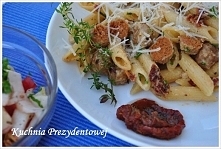 Penne z paprykowymi klopsikami i suszonymi pomidorami