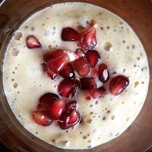 koktajl z banana, mango, mleka sojowego posypane granatem