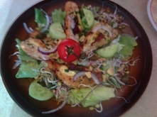 Mix sałat, ogórek,pomidor, kiełki rzodkiewki, cebula czerwona i filet z kurczaka faszerowany pomidorem suszonym i oscypkiem