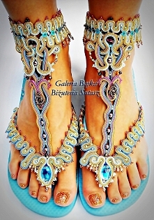 Sandałki "Powiew Orientu" wykonane metodą haftu sutasz. Podeszwę bucików stanowią tzw. "japonki"