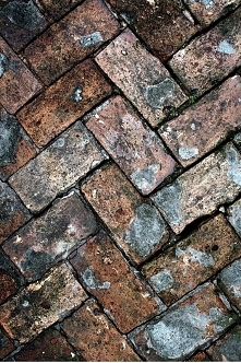 Układamy ścieżkę z cegieł. ...