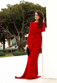 zmysłowa czerwona suknia