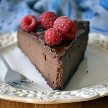 Czekoladowy sernik z mascarpone. Składniki:
(Tortownica 21 cm)
Masa serowa:
500 g serka mascarpone,
130 g drobnego cukru,
200 g gorzkiej czekolady 70%,
150 ml śmietany kremówki ...