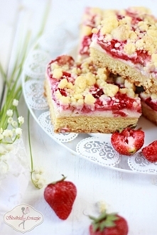 Ciasto półkruche z masą budyniowo-serową i truskawkami