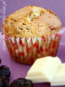 BABECZKI BANANOWO - WIŚNIOWE Z BIAŁĄ CZEKOLADĄ

Składniki na 12 babeczek:

125 g masła
160 g cukru pudru
1 łyżeczka ekstraktu z wanilii
3 dojrzałe banany (nie było słowa o wielk...