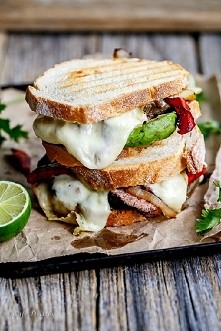 grillowane kanapki z stekiem i serem.