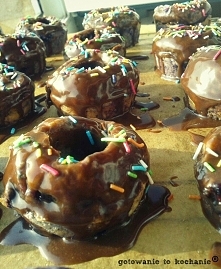 PIECZONE MINI DONUTY Z JAGODAMI I POLEWĄ Z NUTELLI! SPRAWDŹ NA gotowanietokochanie.blogspot.com