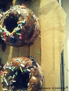 PIECZONE MINI DONUTY Z JAGODAMI I POLEWĄ Z NUTELLI! SPRAWDŹ NA gotowanietokochanie.blogspot.com