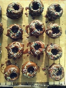 PIECZONE MINI DONUTY Z JAGODAMI I POLEWĄ Z NUTELLI! SPRAWDŹ NA gotowanietokochanie.blogspot.com