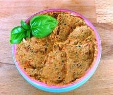 Pasta jajeczna z suszonymi pomidorami