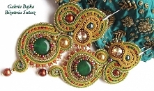 Kolczyki "Szeherezada" wykonane metodą haftu sutasz. Orientalne, bogato zdobione bajecznie mienią się cyrkoniami w towarzystwie perełek Swarovskiego, hematytów i zielo...