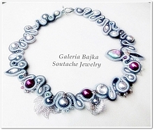 Naszyjnik "December Garden"
Pierwszy śnieg prószy leniwie za oknem, szron pokrył białą szadzią trawy a zmarznięte liście drżą na lodowatym wietrze. Drobne iskierki mig...