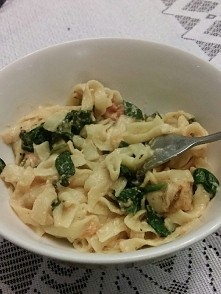 bulion, makaronu, szpinak, puszka pomidorów z puszki(bez skóry, krojonych), jedna średnia cebula, 4ząbki czosnku, bazylii, oregano, zmielony pieprz, sera feta