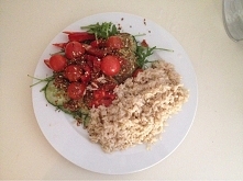 PRZEPYSZNE SNIADANKO: Brazowy ryż z rukola,pomidorem,ogórkiem,papryka+przyprawa włoska.