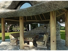 Kolejna piękna altana kryta strzechą wraz z grillem i wędzarnią to nasza propozycja na tegoroczny sezon wiosna- lato-jesień 2015r.