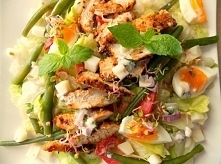 Oszukany Cezar
Składniki (na 2 porcje):
300 gram piersi kurczaka w marynacie: sól, pieprz, łyżeczka papryki słodkiej w proszku, chili w płatkach, pieprz cytrynowy. Marynujemy 15...