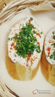 Kozi ser na grzankach ze szczypiorkiem

Składniki: 
duża bagietka 
kubeczek koziego sera do smarowania 
2 ząbki czosnku 
pęczek szczypiorku 
1 łyżeczka słodkiej papryki w proszk...