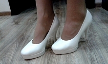 Sprzedam ślubne skórzane buty rozm 38, kolor ecri. Włożone tylko w dniu ślubu!! Bardzo wygodne polecam!!! Cena 120zł, Więcej zdj na priv