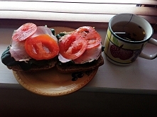 Bułki z ziarnami Dyni,szpinak,szynka, pomidor, zielona herbata ;p