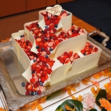 Tort weselny z owocami