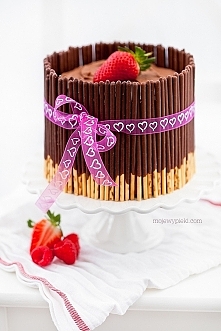 MINI-TORCIK MIKADO z mleczną czekoladą i dżemem z czerwonych owoców mojewypieki com Przepisy z tej strony są boskie