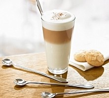 Latte macchiato Składniki: - trochę mniej niż pół szklanki mleka, w której będziecie podawać kawę - 1 łyżeczka kawy rozpuszczalnej - ok 80 ml wrzątku - 1 łyżeczka cukru waniliow...
