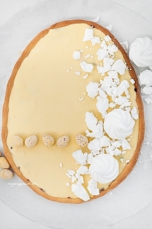 MAZUREK Z AJERKONIAKIEM I CZARNĄ PORZECZKĄ

Składniki na ciasto kruche:

175 g mąki pszennej
25 g cukru pudru
100 g masła, schłodzonego
1 łyżka kwaśnej śmietany 18%
1 żółtko
Dod...