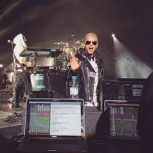 No Cudny ja się nie mogę na niego napatrzeć :) Jared L.