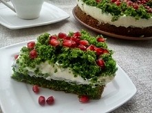 Hejka wam! To jedyne ciasto jakie pieke z mama na wielkanoc. Ale zamiast kremu ktorym to jest bardzo kaloryczna bita smietana zastapimy jogurtem naturalnym wymieszanym z serkiem...