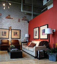 z czerwoną ścianą