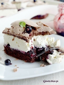 Ciasto "Cassis"
Składniki:
Biszkopt czekoladowy
5 jajek
3/4 szklanki drobnego cukru do wypieków
2/3 szklanki mąki tortowej
1/3 szklanki kakao
50 g startej gorzkiej cze...