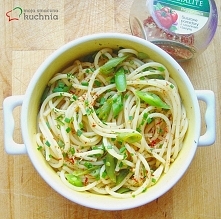 Makaron z zielonymi dodatkami