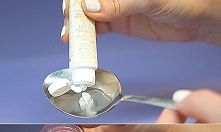 MIESZAJĄC WAZELINĘ Z SYPKIM...