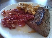 'świąteczne' śniadanie mistrzów ;-) 
jajka + bekon + stek