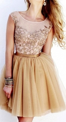 Sukienka podkreślająca talię.