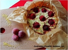 KOKOSOWY SERNIK JAGLANY Z NUTĄ WANILII I TRUSKAWKAMI