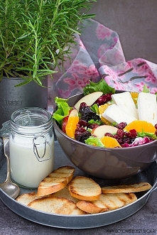 Sałatka owocowa z serem brie i sosem jogurtowo miodowym