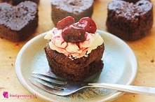 Kreatywne Piny; Babeczki czekoladowe z wiśniami i bitą śmietaną;Po przepis kliknij w zdjęcie <3